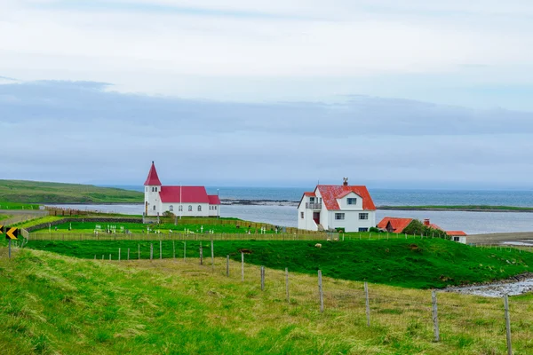 Campo e uma igreja isolada na região dos fiordes ocidentais — Fotografia de Stock