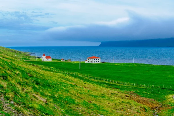 Campagne et église isolée dans la région des fjords occidentaux — Photo