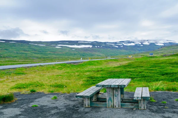 Mesa de piquenique e paisagem perto do fiorde de Isafjordur — Fotografia de Stock