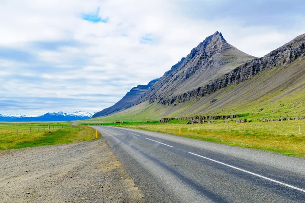 A paisagem de estrada de anel e sinais de estrada — Fotografia de Stock