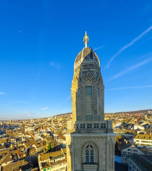 De toren van de kerk van Grossmunster (grote minster). Zurich — Stockfoto