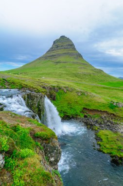Kirkjufell dağın ve Kirkjufellsfoss şelaleler
