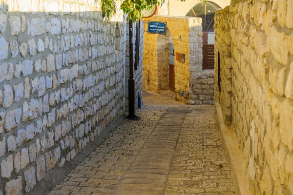 Ally with the Abuhav Synagogue sign, in Safed (Tzfat) — Stock Photo, Image