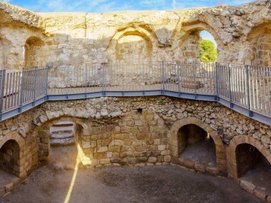 İsrail 'in orta kesimindeki Yarkon (Tel Afek) Milli Parkı' ndaki Antipatris Kalesi 'nin (Binar Bashi) sekizgen nöbetçi kulesinin görüntüsü