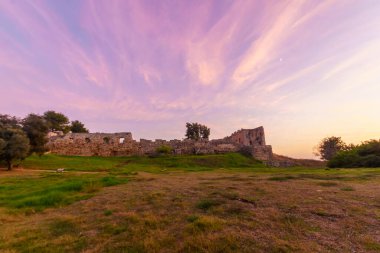 Yarkon 'daki Antipatris Kalesi' nin (Binar Bashi) günbatımı manzarası (Tel Afek) İsrail 'in orta kesimindeki Ulusal Park