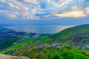 Galilee Denizi 'nin sabah manzarası, batıdan (Arbel Dağı). Kuzey İsrail