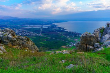 Galilee Denizi 'nin kuzey kısmının ve Arbel Dağı' ndan Migdal köyünün sabah manzarası. Kuzey İsrail