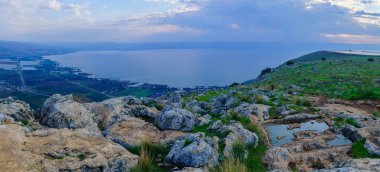 Galilee Denizi 'nin panoramik sabah manzarası, batıdan (Arbel Dağı). Kuzey İsrail