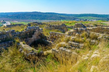Orta Bronz Çağı 'ndan kalma Tel Bet Shemesh arkeoloji sahasındaki antik harabelerin manzarası. Kenan ve İsrail dönemlerinde kendini İncil 'de geçen bir şehir olarak tanımlıyor. Orta İsrail