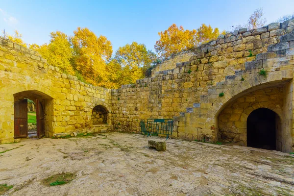 十字軍の農家の景色 そして秋の葉は イスラエルのエルサレムの西にあるEnhame National Park Aqua Bella にあります — ストック写真