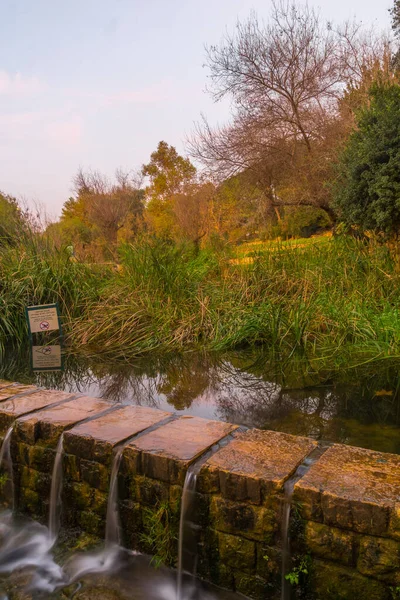 Vista Tramonto Degli Alberi Fogliame Autunnale Torrente Kesalon Segnale Avvertimento — Foto Stock