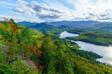 Mont Tremblant Ulusal Parkı, Quebec, Kanada sonbahar yeşillik renkleriyle La Roche gözlem noktası, Monroe Gölü ve park manzarası