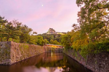 Wakayama Şatosu 'nun ve Wakayama City, Japonya' daki Ohashirouka Kapalı Köprüsü 'nün günbatımı manzarası.
