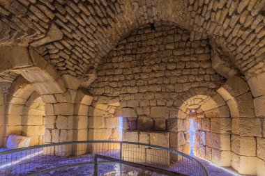 Orta Çağ Nimrod Kalesi, Golan Tepeleri, Kuzey İsrail 'deki güneybatı kulesinin iç manzarası.