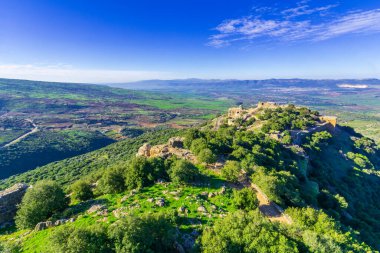 Kuzey İsrail 'deki Golan Tepeleri' nde, yakınlardaki manzaralı Ortaçağ Nimrod Kalesi manzarası