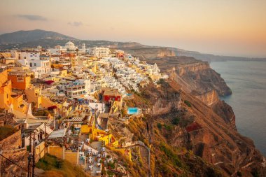 Fira, Yunanistan - 28 Eylül 2011: Yunanistan 'ın Santorini (Thira) Adası' nda yerel halk ve turistlerle birlikte Fira kasabasında günbatımı sahnesi