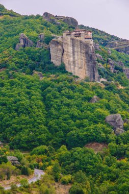 Yunanistan 'ın Meteora kentindeki bir uçurumun üzerindeki manastır manzarası