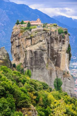 Yunanistan 'ın Meteora kentindeki bir uçurumun üzerindeki manastır manzarası