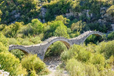 Kipi, Zagoria, Epirus, Yunanistan yakınlarındaki kemerli taş bir köprü.