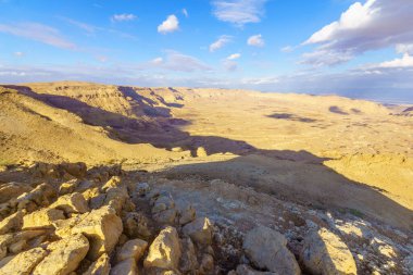 HaMakhtesh HaKatan görünümü (küçük makhtesh, krater). Negev Çölü, Güney İsrail