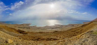 Ölü Deniz 'in panoramik manzarası, güneş ışınlarıyla. Güney İsrail