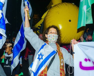 Hayfa, İsrail - 17 Mart 2021: Başbakan Benjamin (Bibi) Netanyahu 'ya karşı yapılan protesto mitingi, denizaltı modeli ve arka planda İsrail Hayfa' daki Bahai bahçeleri