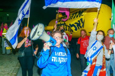 Hayfa, İsrail - 17 Mart 2021: İsrail 'in Hayfa kentinde Başbakan Benjamin (Bibi) Netanyahu' ya karşı denizaltı modeliyle protesto yürüyüşü