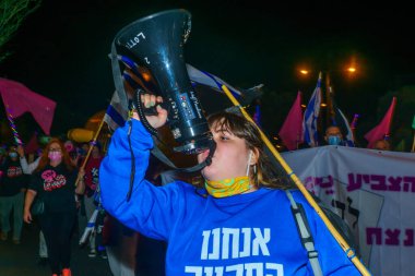 Hayfa, İsrail - 17 Mart 2021: İsrail 'in Hayfa kentinde Başbakan Benjamin (Bibi) Netanyahu aleyhinde düzenlenen protesto mitingi