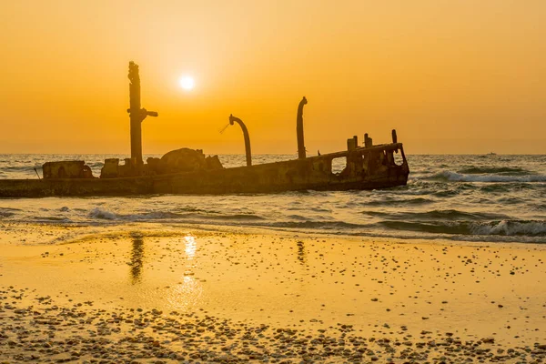 北イスラエルのハボニムビーチでの錆びた難破船の日没の景色 — ストック写真