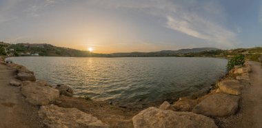 Kuzey İsrail 'in Golan Tepeleri' ndeki Ram Gölü 'nün panoramik gün batımı manzarası