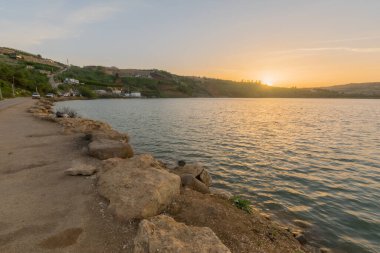 Golan Tepeleri, Kuzey İsrail 'deki Ram Gölü' nün (Ram Havuzu) gün batımı manzarası