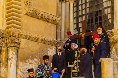 Kudüs, İsrail - 30 Nisan 2021: Yunan Ortodoks Patriği, Kutsal Cuma günü, Kudüs Eski Şehir Kudüs 'teki Kutsal Mezar Kilisesi' nde kalabalığı kutsadı