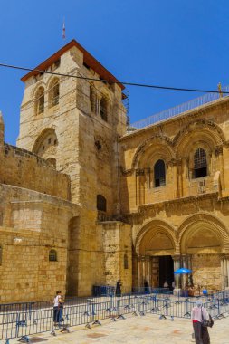 Kudüs, İsrail - 30 Nisan 2021: Kutsal Mezar Kilisesi 'nin avlusu, hacılar, Kudüs Eski Şehir, İsrail