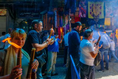 Kudüs, İsrail - 01 Mayıs 2021: Kutsal Ateş 'i geçen hacılar, Kutsal Cumartesi (Paskalya), Kutsal Mezar Kilisesi, Kudüs, İsrail çevresindeki Eski Şehir sokaklarında