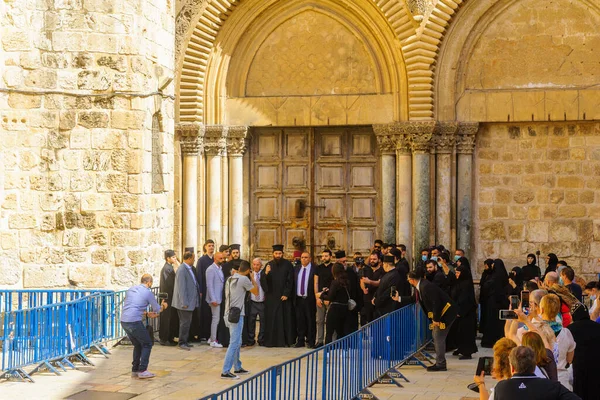 Jerusalem Israel April 2021 Türöffnungsritual Zwischen Muslimen Und Christen Orthodoxen — Stockfoto