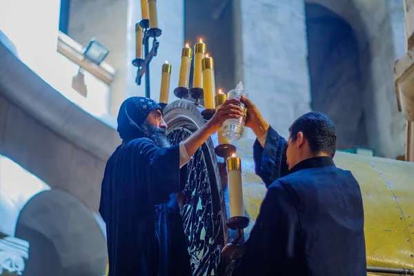 Jerusalém Israel Abril 2021 Sacerdotes Coptas Acendendo Velas Óleo Sexta — Fotografia de Stock