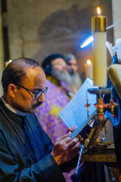 Jerusalem Israel April 2021 Koptiske Prester Pilegrimer Ber Den Ortodokse – stockfoto