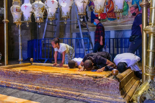 Jerusalem Israel April 2021 Pilegrimer Kneler Anointersteinen Den Ortodokse Langfredag – stockfoto