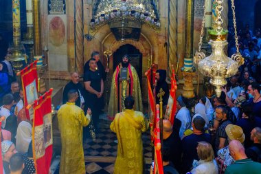 Kudüs, İsrail - 01 Mayıs 2021: Kudüs Kıpti Patriğinin partisi, Kutsal Cumartesi günü, Kudüs, İsrail 'deki Kutsal Mezar Kilisesi' nde