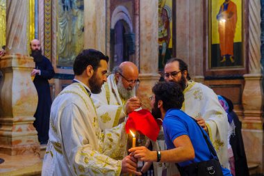 Kudüs, İsrail - 01 Mayıs 2021: Kudüs Rum Ortodoks Patriği, Kutsal Cumartesi günü, Kutsal Mezar Kilisesi, Kudüs, İsrail 'de hacılara Kutsal Ayin (Ayin) düzenledi.