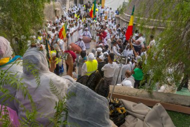 Kudüs, İsrail - 01 Mayıs 2021: Cemaat üyeleri, Deir es-Sultan, Kutsal Mezar, Kudüs 'teki Etiyopya Ortodoks Tewahedo Kilisesi' nin geleneksel Paschal Nöbeti 'ni belgelemek için akıllı telefon kullanıyorlar