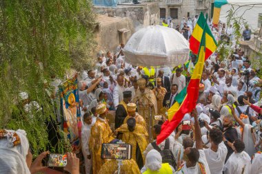 Kudüs, İsrail - 01 Mayıs 2021: Kewestos, Etiyopya Ortodoks Kilisesi Kudüs Başpiskoposu ve cemaat üyeleri, Kutsal Cumartesi, Deir es-Sultan avlusu, Kutsal Mezar, Kudüs