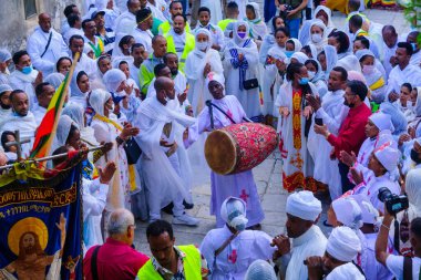 Kudüs, İsrail - 01 Mayıs 2021: Etiyopya Ortodoks Tewahedo Kilisesi cemaatinin Kutsal Mezar Kilisesi avlusunda Paschal Vigil (Paskalya Kutsal Cumartesi) dansı