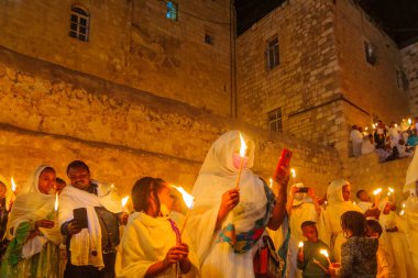 Kudüs, İsrail - 1 Mayıs 2021: Etiyopya Ortodoks Tewahedo Kilisesi 'nin Deir es-Sultan avlusunda Paschal Vigil (Paskalya Kutsal Cumartesisi) ateş kutlaması, Kutsal Mezar Kilisesi, Kudüs