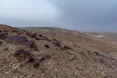 Güney İsrail, Arad yakınlarındaki Judaean Çölü manzarasının gün batımı manzarası