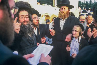 Meron Dağı, İsrail - 09 Mayıs 2004: Haham Shimon Bar Yochay 'ın Meron Dağı, İsrail' deki geleneksel Yahudi bayramı için dua eden genç adam