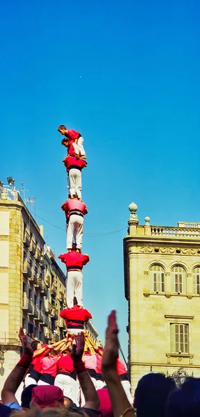 Barcelona Espanha Setembro 1999 Pessoas Locais Construindo Torres Humanas Castellers — Fotografia de Stock