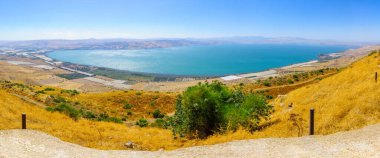 Celile Denizi 'ndeki Golan Tepeleri' nden panoramik manzara. Kuzey İsrail