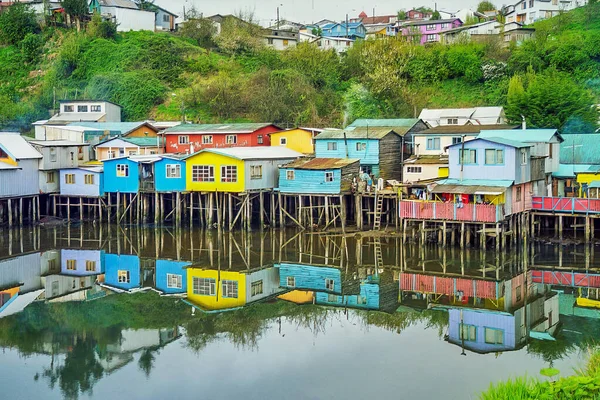 Vista Casas Coloridas Sobre Palafitas Beira Água Castro Chiloe Island — Fotografia de Stock