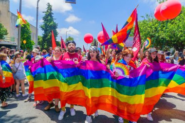 Hayfa, İsrail - 18 Haziran 2021: İnsanlar İsrail 'in Hayfa kentindeki her yıl düzenlenen LGBTQ onur yürüyüşünde sokakta yürüyorlar. Post Covid-19 kutlamaları
